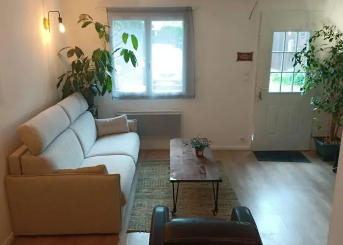 Maison Au Calme Avec Petit Parking, Un Pas De La Gare